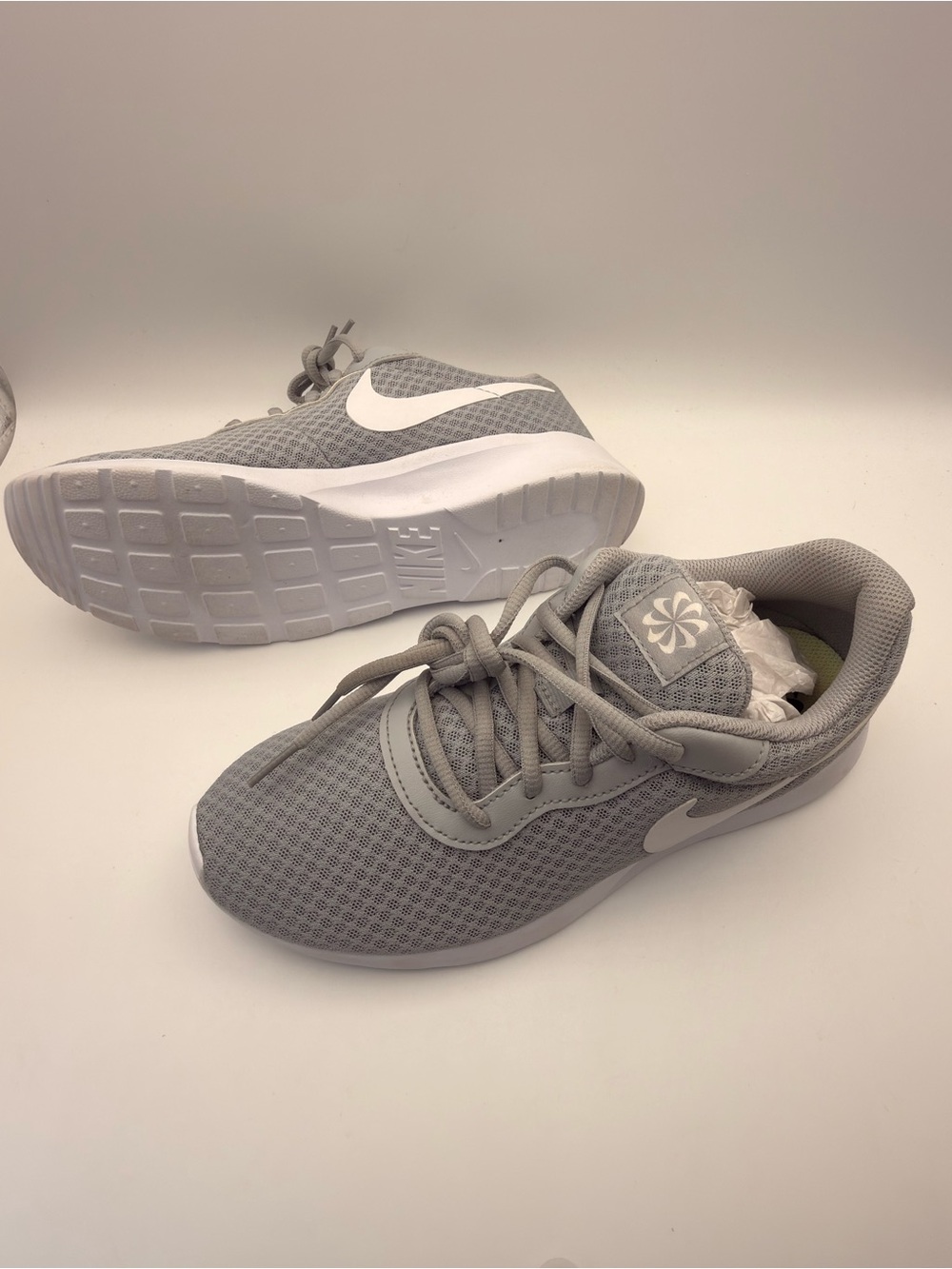 Nike Tanjun Wolf Grey Running Shoes Women’s 8.5